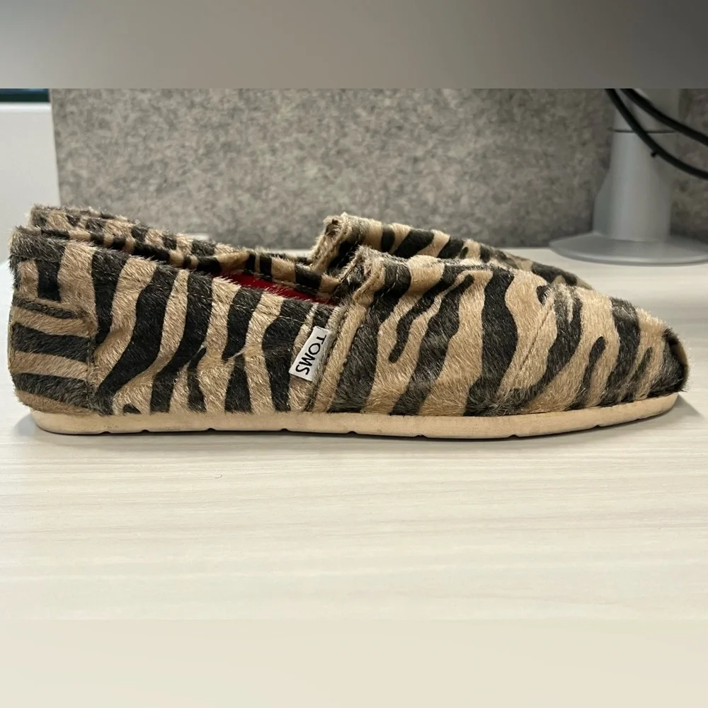 Toms animal print/ tiger/ zebra pattern loafers. Calf hair, arch support. Sz 9